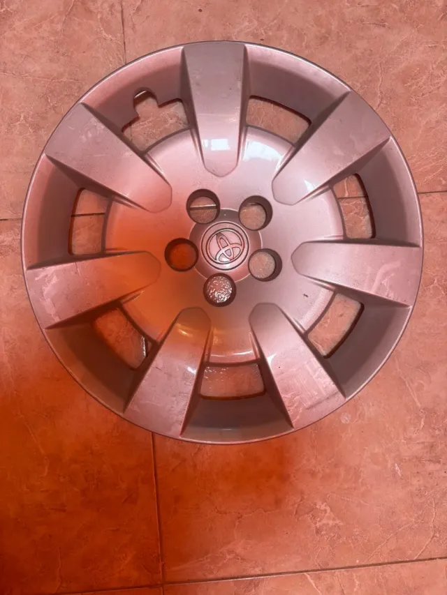 4 Llantas Toyota Avensis con tapacubos