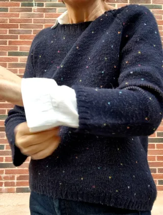 Jersey Azul Marino con Topos de Colores