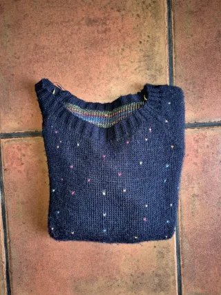 Jersey Azul Marino con Topos de Colores