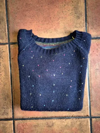 Jersey Azul Marino con Topos de Colores