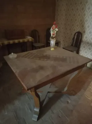 Mesa de comedor de madera y cristal