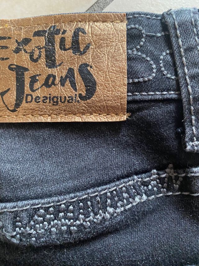 Bellissimi jeans  Desigual neri con ricami oro