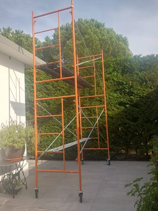 Andamio naranja con ruedas