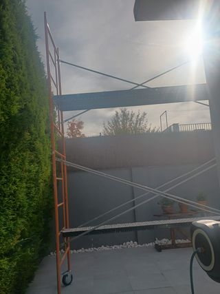 Andamio naranja con ruedas