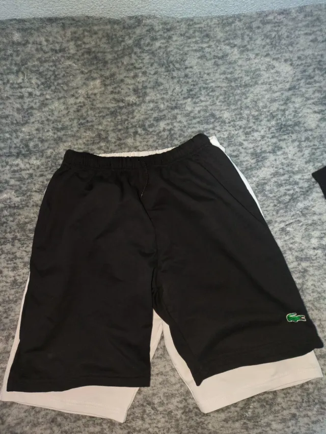 Pantalones cortos Lacoste Talla L.10 euros unidad.