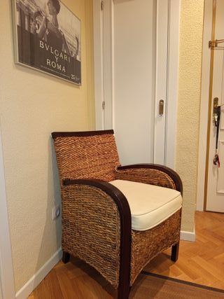 Sillón de mimbre y madera