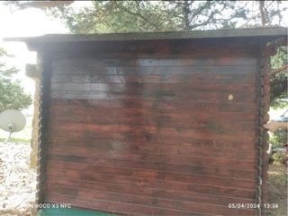 Caseta de madera marrón