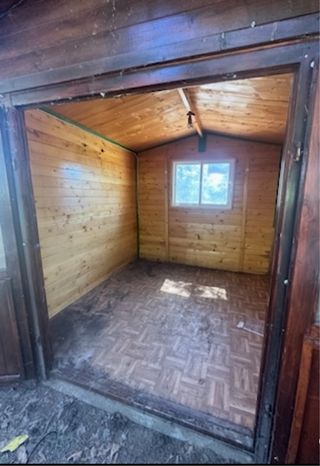 Caseta de madera marrón