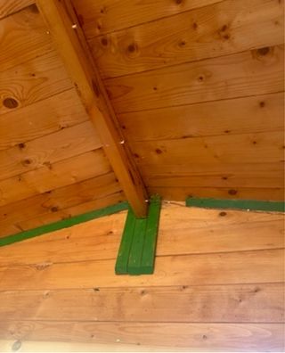 Caseta de madera marrón