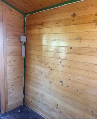 Caseta de madera marrón