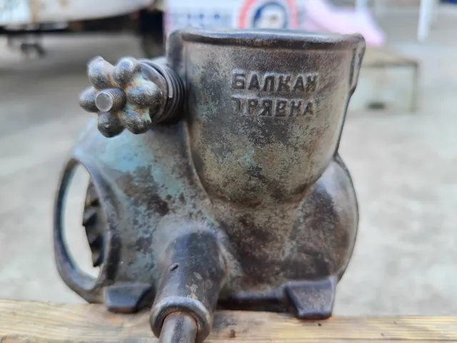 Máquina antigua desgranadora de maíz