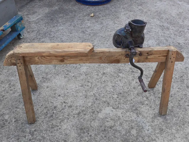 Máquina antigua desgranadora de maíz