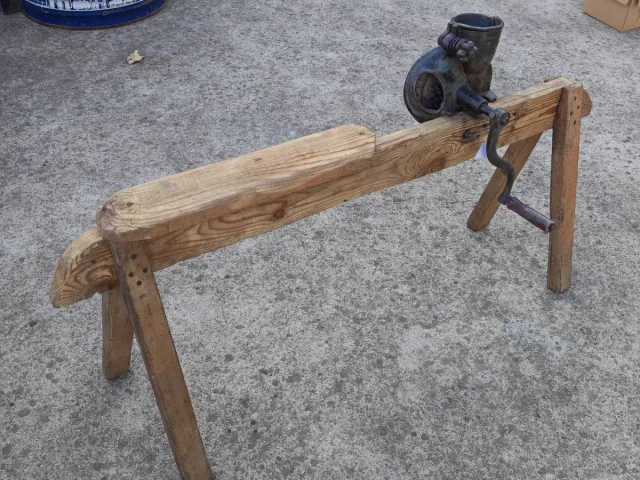 Máquina antigua desgranadora de maíz