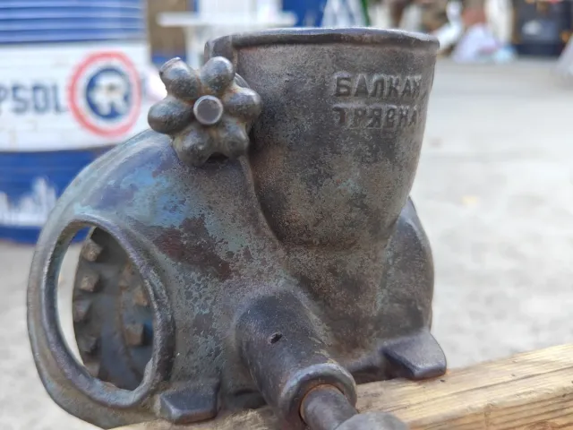 Máquina antigua desgranadora de maíz