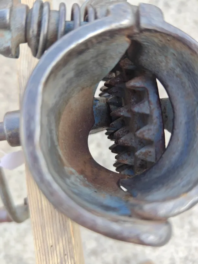 Máquina antigua desgranadora de maíz