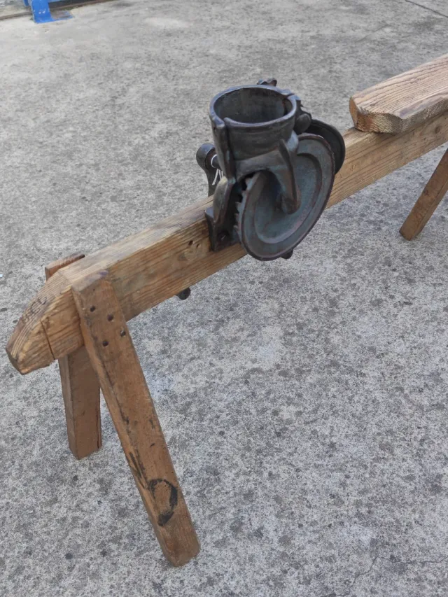 Máquina antigua desgranadora de maíz