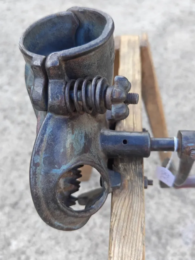 Máquina antigua desgranadora de maíz