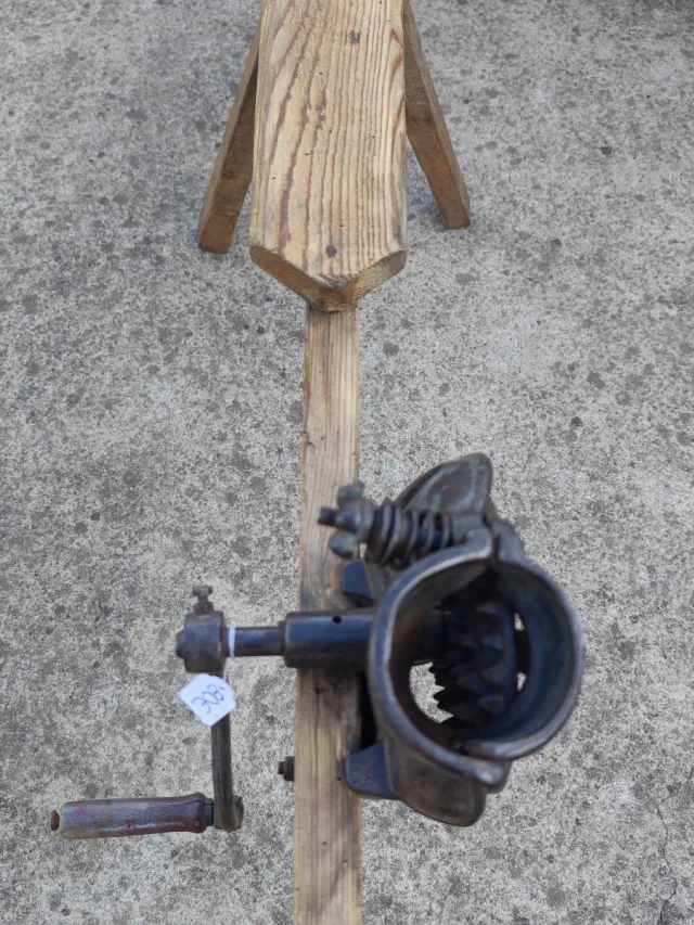 Máquina antigua desgranadora de maíz