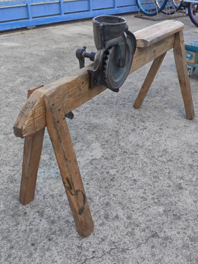 Máquina antigua desgranadora de maíz