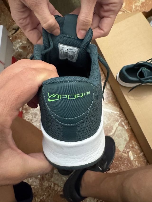 Zapatillas Nike Vapor Lite negras logo en verde