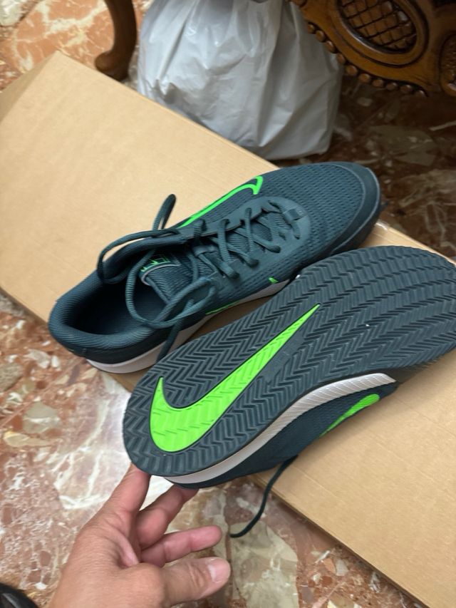 Zapatillas Nike Vapor Lite negras logo en verde