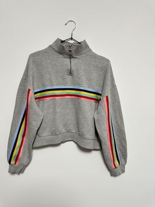 Sudadera gris con cremallera y rayas