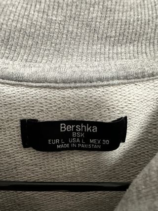 Sudadera gris con cremallera y rayas