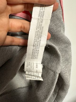 Sudadera gris con cremallera y rayas