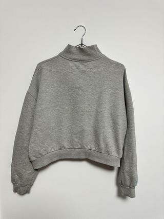 Sudadera gris con cremallera y rayas