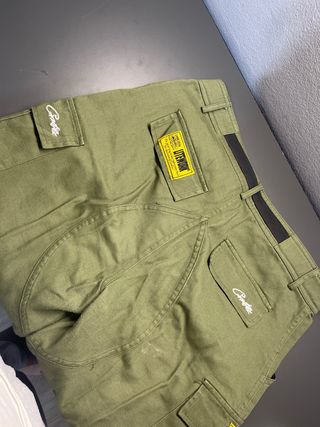 Pantalones cargo verdes con cinturón