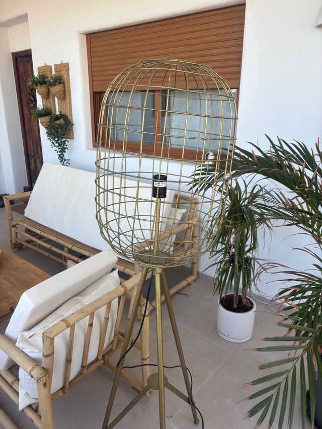 Lámpara de pie dorada de metal