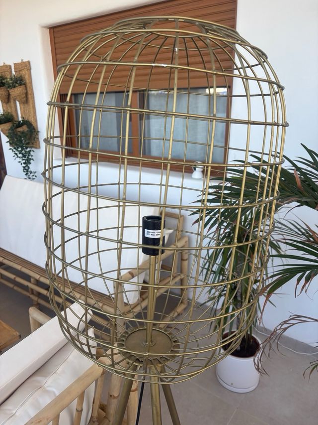 Lámpara de pie dorada de metal