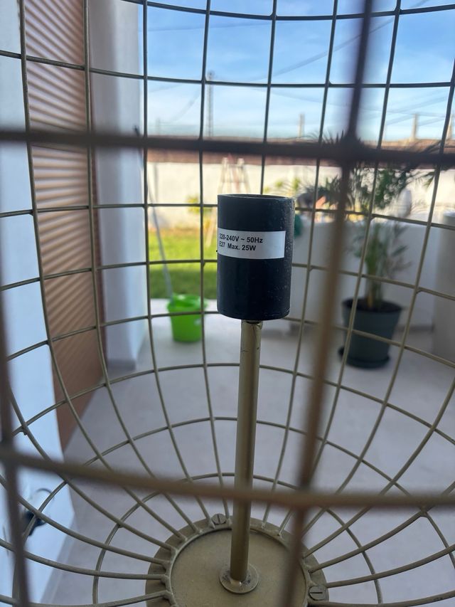 Lámpara de pie dorada de metal