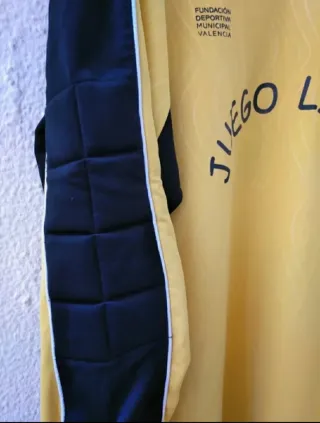 Camiseta Deportiva Jugui Amarilla y Negra