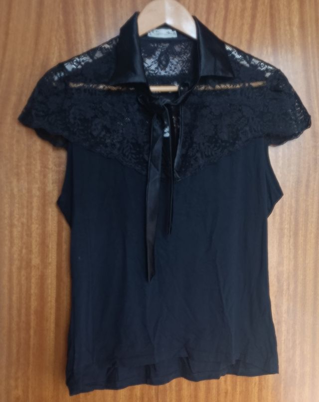 Camiseta Cortefiel negra con puntilla y lazo