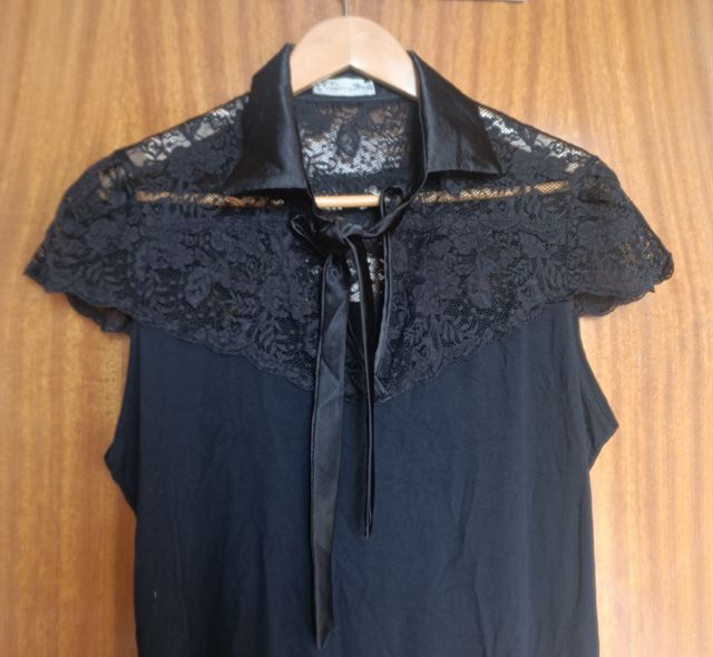 Camiseta Cortefiel negra con puntilla y lazo