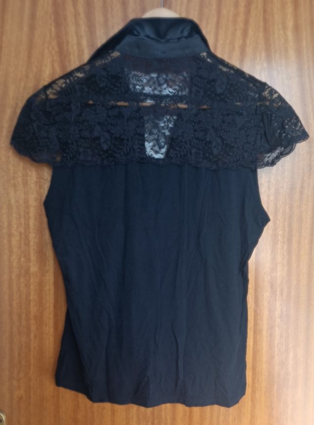 Camiseta Cortefiel negra con puntilla y lazo