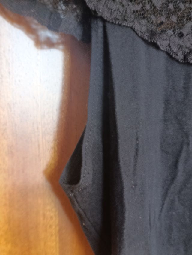 Camiseta Cortefiel negra con puntilla y lazo