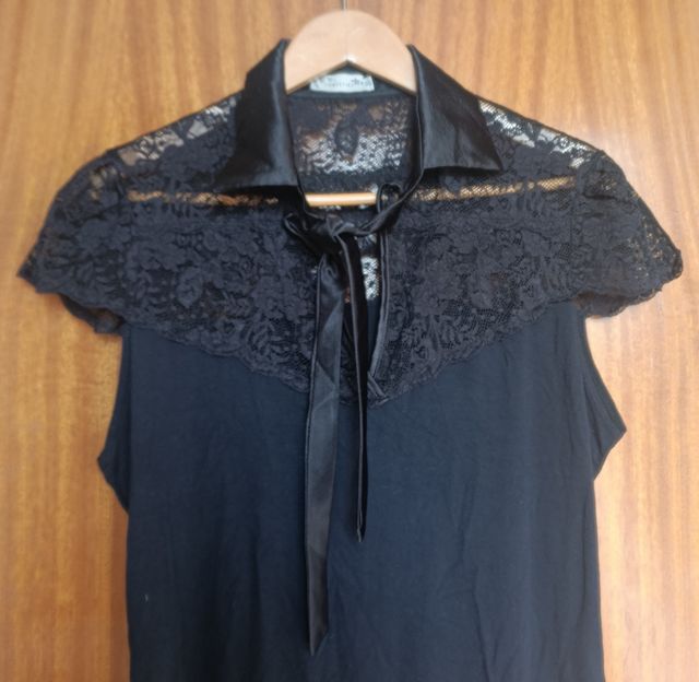 Camiseta Cortefiel negra con puntilla y lazo