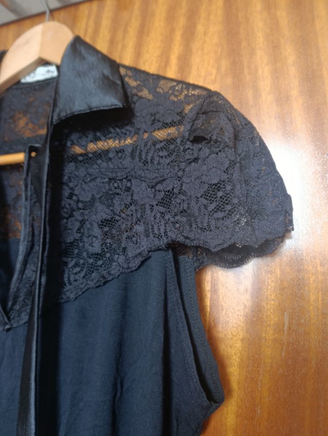 Camiseta Cortefiel negra con puntilla y lazo