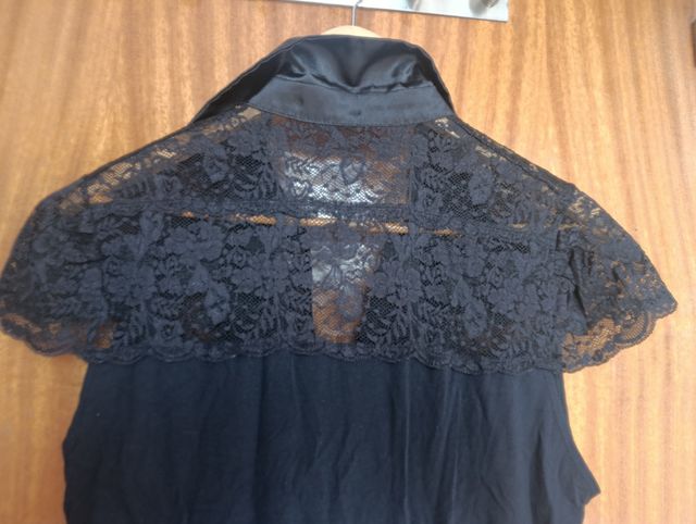 Camiseta Cortefiel negra con puntilla y lazo