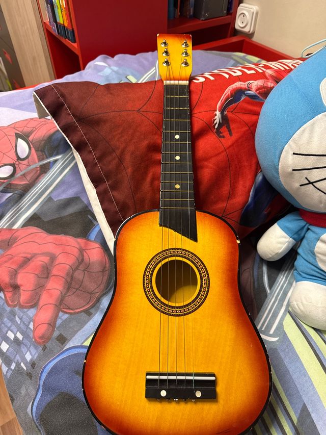 Guitarra española de juguete