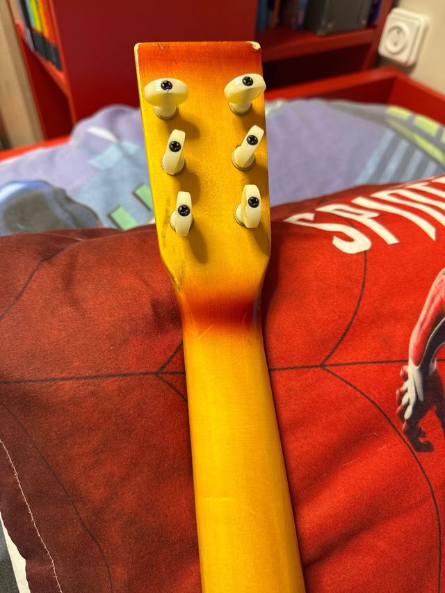 Guitarra española de juguete