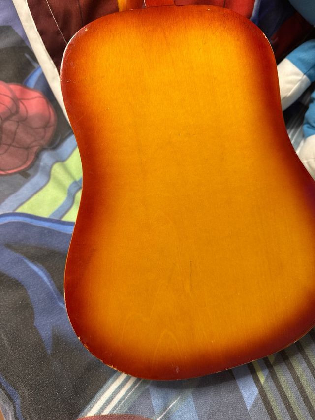 Guitarra española de juguete