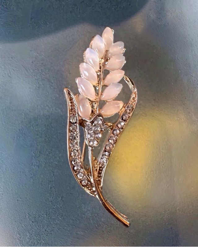 Broche dorado con forma de espiga elegante