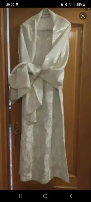 Vestido de fiesta plateado y blanco