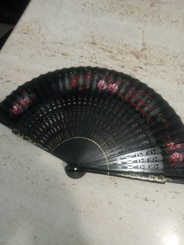 Abanico de madera con flores,es antiguo pintado