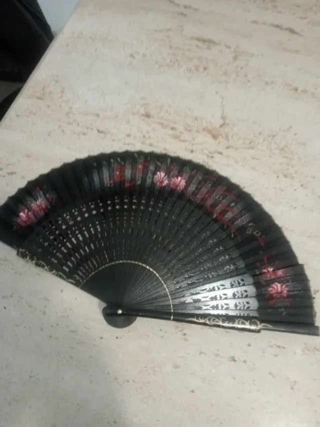 Abanico de madera con flores,es antiguo pintado