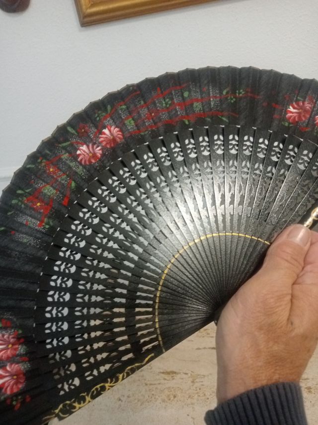 Abanico de madera con flores,es antiguo pintado
