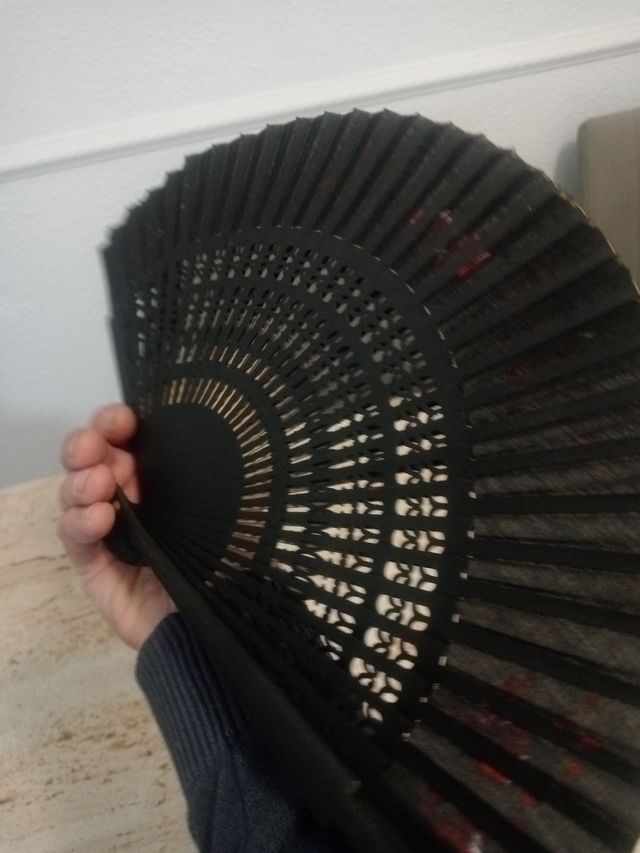 Abanico de madera con flores,es antiguo pintado